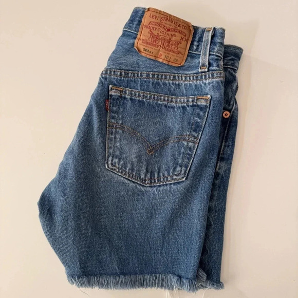 Vintage 90s Levi’s 501 Cut Off Jean Shorts Tag size 30 - Picture 2 of 11